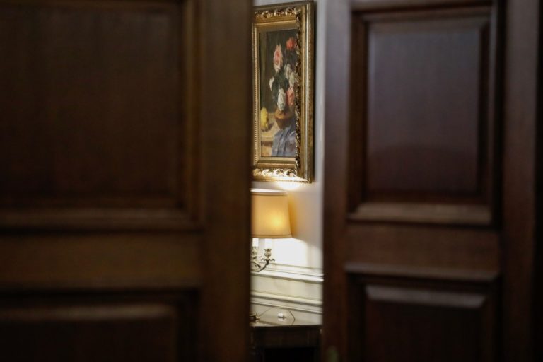 Πάγος για το λαό η δικαστική απόφαση για την «Αριστη» φυλή των κυβερνώντων, συγκάλυψη ψιθύριζε και ένα τρένο σφύριζε