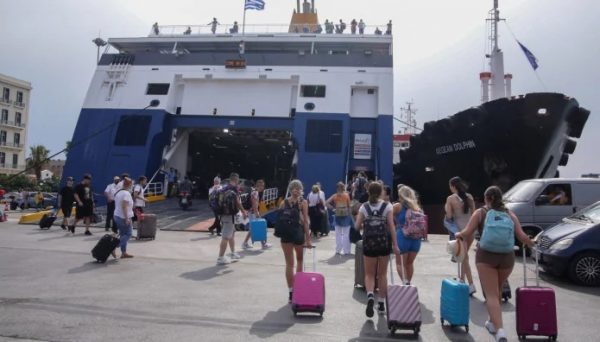 Ακρίβεια: Άπιαστο όνειρο οι διακοπές για τα νοικοκυριά – Εφιάλτης τα ακτοπλοϊκά εισιτήρια