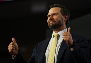 Τζέι ντι Βανς: Ο Ρεπουμπλικανός υποψήφιος αντιπρόεδρος καλεί τους Αμερικανούς να επιλέξουν «νέο δρόμο»