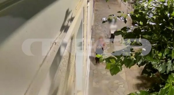 Βίντεο – ντοκουμέντο με τη στιγμή που ο «δράκος» της Ομόνοιας επιτίθεται σε κοπέλα