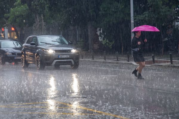 Καιρός: Μήνυμα του 112 για ισχυρές καταιγίδες την Αττική