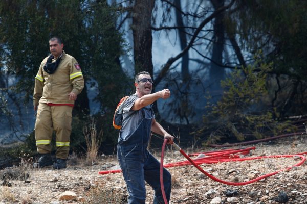 Φωτιά τώρα στα Γλυκά Νερά – Σηκώθηκαν τα εναέρια μέσα