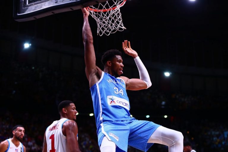 «Θωρηκτό» Γιάννης διαλύει τα πάντα στο ΣΕΦ (vids)