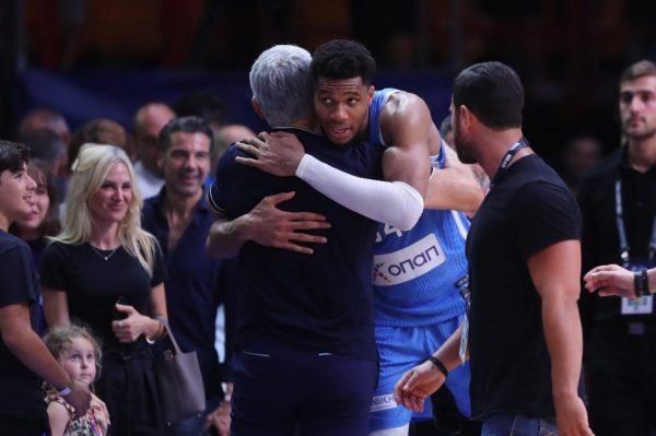 Η επιβλητική εμφάνιση του «Greek Freak» κόντρα στην Δομινικανή Δημοκρατία (vids)