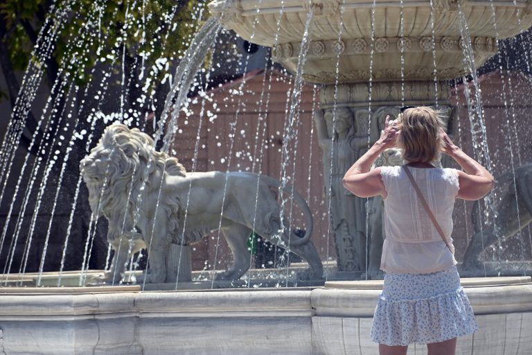 Καύσωνας: Στο «κόκκινο» ο υδράργυρος αύριο και την Πέμπτη
