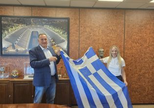 Στην Αντιγόνη Ντρισμπιώτη η Ελληνική Σημαία από τον Πρόεδρο της ΕΟΕ