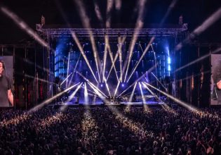 Ένα ξεχωριστό βράδυ Σαββάτου στην Πλατεία Νερού – Ο Βασίλης Παπακωνσταντίνου συγκλόνισε για ακόμη μια φορά