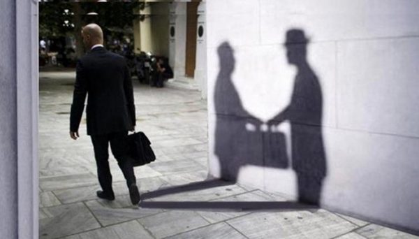 Πολιτική αντιπαράθεση δεν γίνεται με «σκιές» αλλά με επιχειρήματα