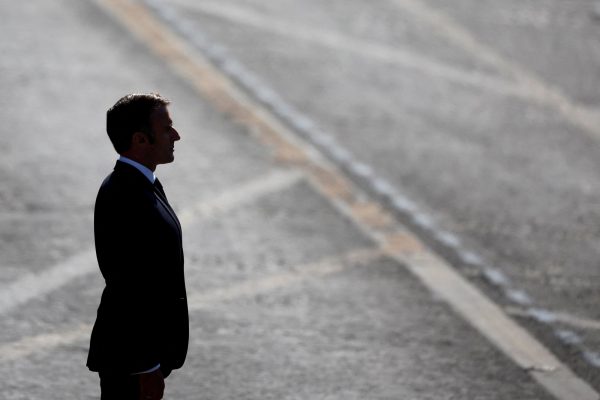 Γεύματα, «ακρόαση» και επιχείρηση «αποπλάνηση» – Πώς ο Μακρόν προσπαθεί να ξανακερδίσει τους βουλευτές του