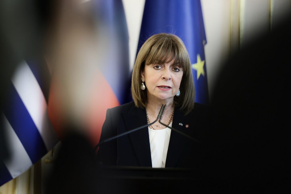 Σακελλαροπούλου για Τραμπ: Εκφράζω την απερίφραστη καταδίκη μου για την αποτρόπαιη δολοφονική επίθεση