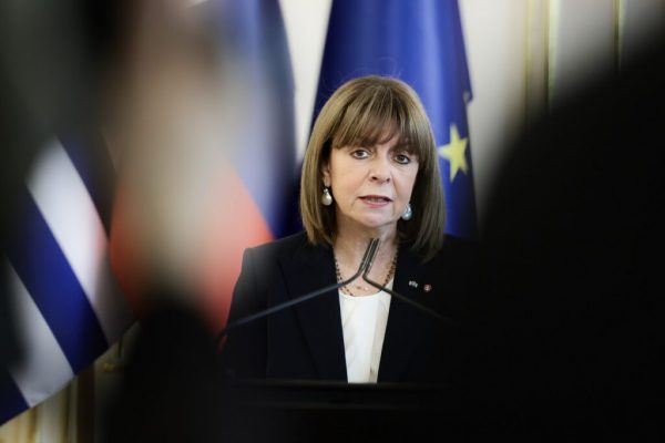 Σακελλαροπούλου για Τραμπ: Εκφράζω την απερίφραστη καταδίκη μου για την αποτρόπαιη δολοφονική επίθεση