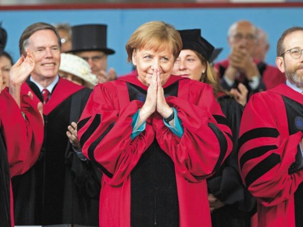 Η Μέρκελ γίνεται 70 και το… έριξε στην τέχνη