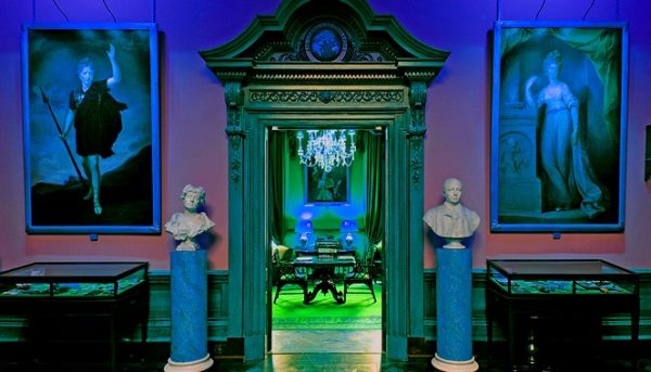 Oι Τζούντι Ντεντς και Σίαν Φίλιπς είναι οι πρώτες γυναίκες μέλη του ιστορικού Garrick Club του Λονδίνου