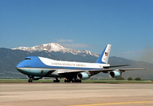 Boeing: Οι δυσκολίες που αντιμετωπίζει η εταιρεία για την κατασκευή των νέων Air Force One