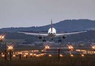 Αερομεταφορές: Οι πτήσεις γίνονται φθηνότερες, οι αεροπορικές εταιρείες πιέζονται