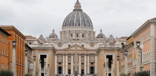 Το Βατικανό απαγορεύει σε εργαζόμενους να έχουν τατουάζ και σκουλαρίκια για λόγους «ευπρέπειας»