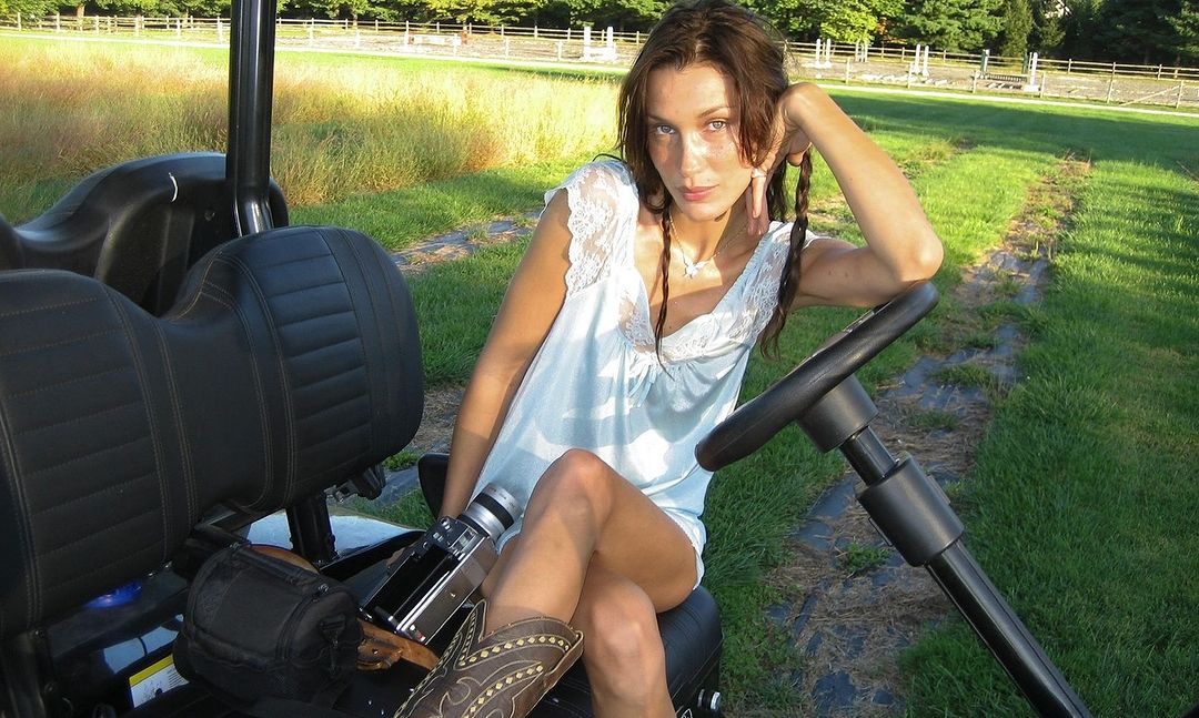 Οι πλεξούδες της Bella Hadid είναι το ευκολότερο καλοκαιρινό χτένισμα που θα κάνετε στις διακοπές