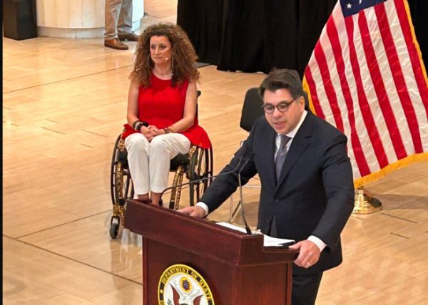 Τσούνης στη δεξίωση για την 4η Ιουλίου: Κάλεσμα σε δράση για την συμπερίληψη και την προσβασιμότητα