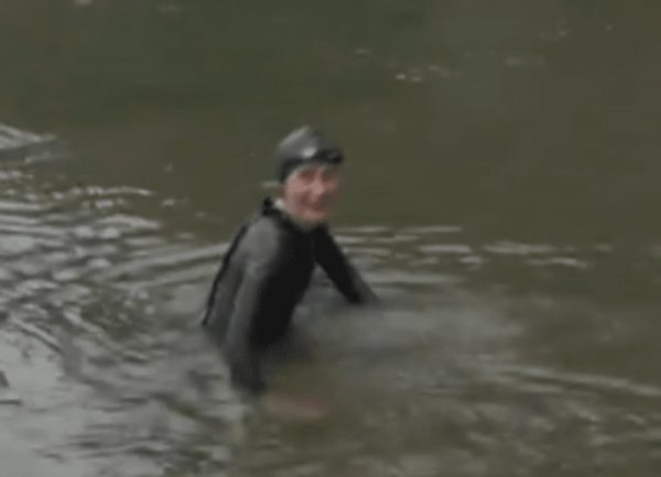 Ολυμπιακοί Αγώνες 2024: Βούτηξε στον Σηκουάνα η υπουργός Αθλητισμού της Γαλλίας