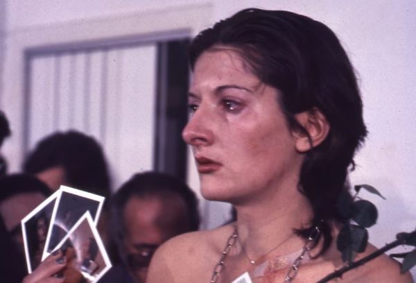 Πείραμα στην τέχνη: Κατέληξε γυμνή να κρατάει ένα γεμάτο όπλο στραμμένο στο λαιμό της