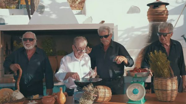 Καλοκαίρι στο Νότο: Βεντέτα με τις γιαγιάδες της Κρήτης άνοιξαν οι παππούδες – Μπροστάρης ο Ηλίας Μαμαλάκης