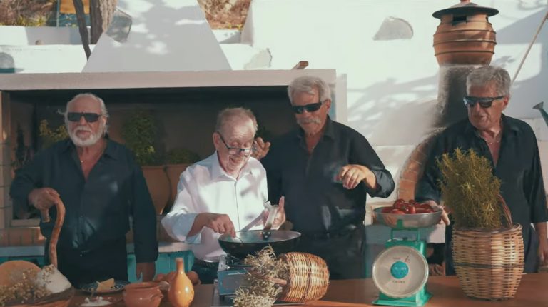 Καλοκαίρι στο Νότο: Βεντέτα με τις γιαγιάδες της Κρήτης άνοιξαν οι παππούδες – Μπροστάρης ο Ηλίας Μαμαλάκης