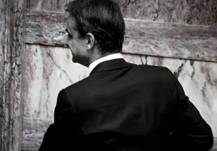 Ο Μητσοτάκης αναζητά ούριο άνεμο γι΄ αυτό κάνει Ιφιγένειες τους γενικούς γραμματείς