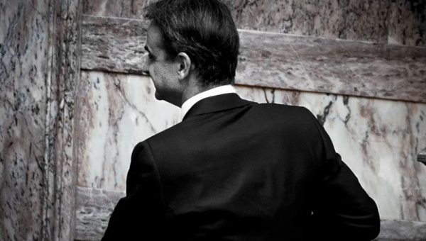 Ο Μητσοτάκης αναζητά ούριο άνεμο γι΄ αυτό κάνει Ιφιγένειες τους γενικούς γραμματείς