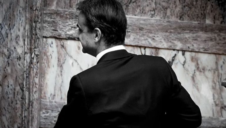 Ο Μητσοτάκης αναζητά ούριο άνεμο γι΄ αυτό κάνει Ιφιγένειες τους γενικούς γραμματείς