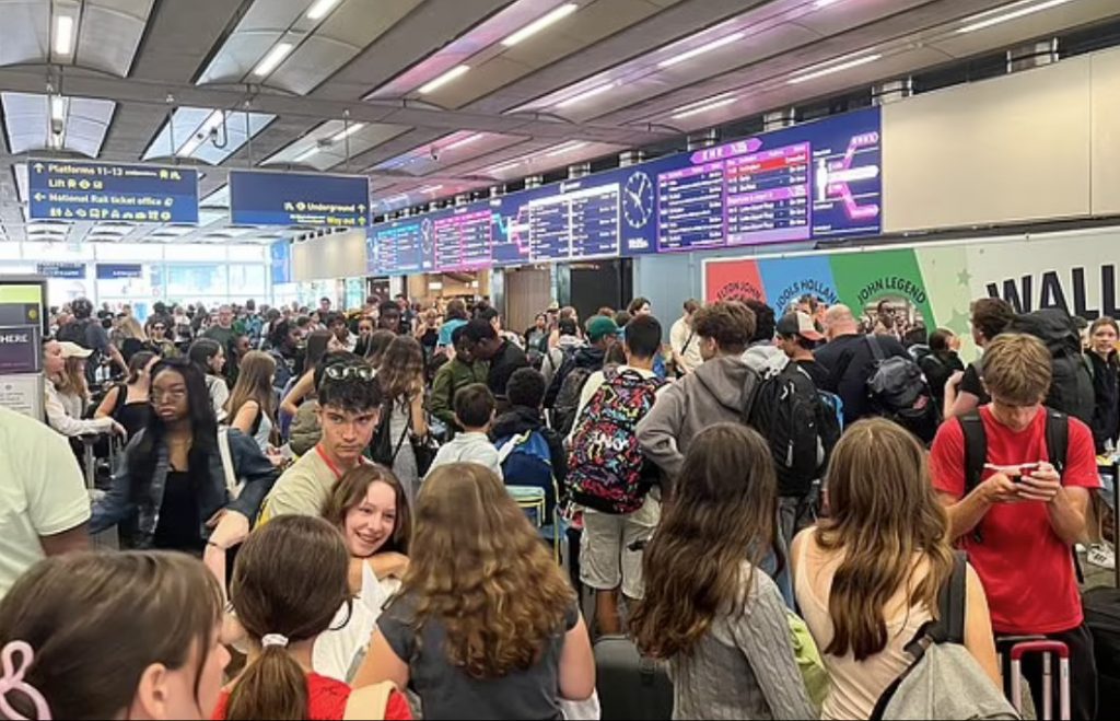 Μπλακ άουτ: Ταξιδιωτικό χάος επικρατεί στη Βρετανία