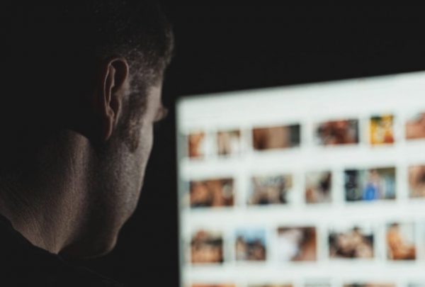 Πορνό: Η κρυφή ζωή όσων έχουν εθιστεί στο πορνό – «Αγόρια σαν εμένα δεν έχουν καμία ελπίδα σήμερα»