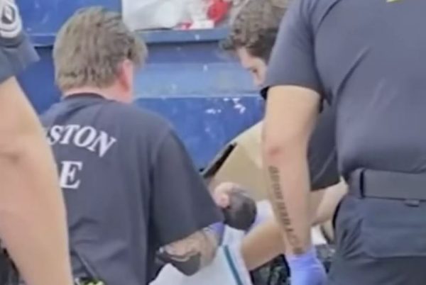 Τέξας: Η στιγμή που ξεθάβουν ζωντανό ένα μωρό από σωρό σκουπιδιών (βίντεο)