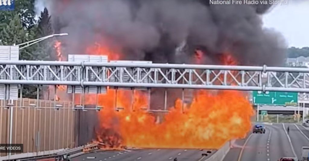 Φρικιαστικό τροχαίο δυστύχημα: Φορτηγό εξερράγη σε αυτοκινητόδρομο στο Nιου Τζέρσεϊ