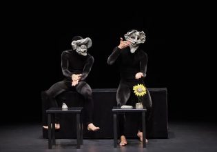 Ο πολιτικός θίασος ανεβάζει καλοκαιρινές επιθεωρήσεις και εσύ τρέμεις μην αρρωστήσεις