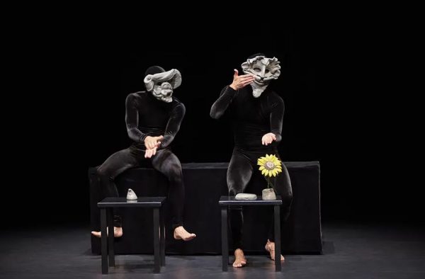 Ο πολιτικός θίασος ανεβάζει καλοκαιρινές επιθεωρήσεις και εσύ τρέμεις μην αρρωστήσεις