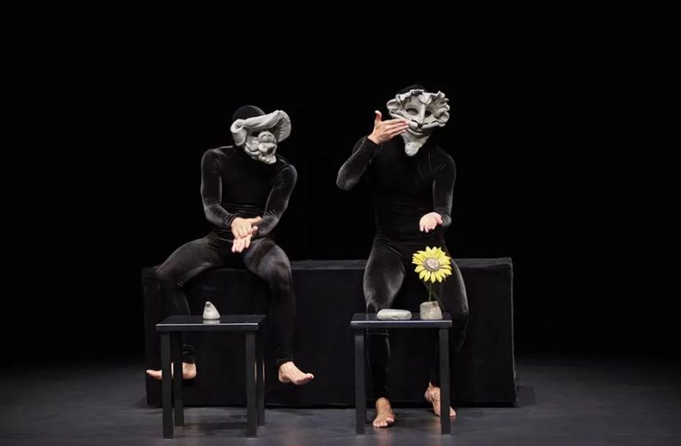 Ο πολιτικός θίασος ανεβάζει καλοκαιρινές επιθεωρήσεις και εσύ τρέμεις μην αρρωστήσεις