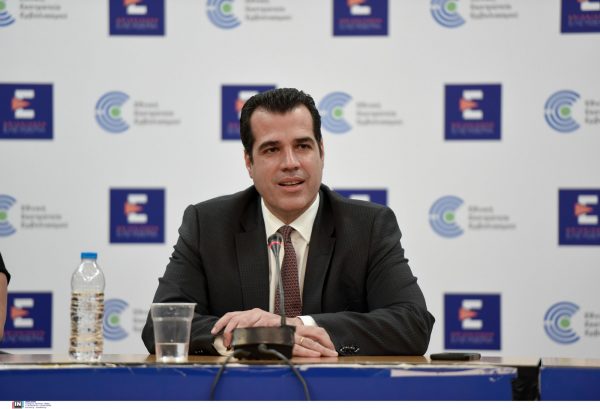 ΣΥΡΙΖΑ κατά Πλεύρη: Ταυτίζει τον Μελανσόν με την Λεπέν, υιοθετώντας την κατάπτυστη «θεωρία των δύο άκρων»