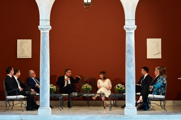 Τα παραλειπόμενα της δεξίωσης για την αποκατάσταση της Δημοκρατίας – Ποιοι παρευρέθηκαν, τι συζητήθηκε