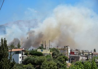 Φωτιά στην Πάτρα: Κάηκαν σπίτια και αυτοκίνητα – Κλειστό μέχρι νεοτέρας το Καραμανδάνειο