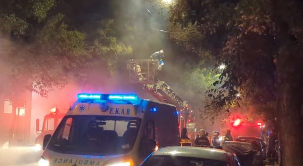 Φωτιά τώρα: Η στιγμή που η πυροσβεστική απεγκλωβίζει παιδάκια από διαμέρισμα