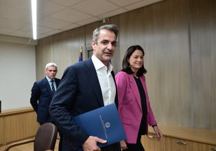 Ο Μητσοτάκης επιμένει στα 40 ευρώ αύξηση τον χρόνο μέχρι το 2027 την ώρα που η ακρίβεια καλπάζει