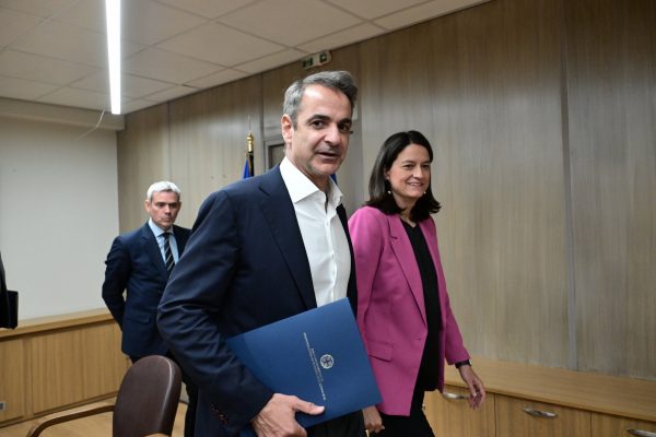 Ο Μητσοτάκης επιμένει στα 40 ευρώ αύξηση τον χρόνο μέχρι το 2027 την ώρα που η ακρίβεια καλπάζει