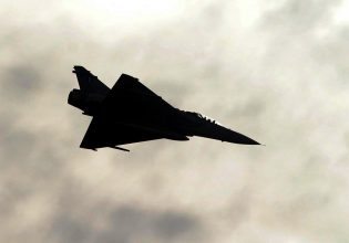 Πιλότος εγκατέλειψε επιτυχώς μαχητικό αεροσκάφος