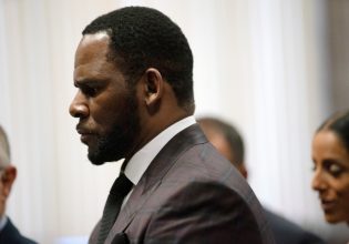 Προκλητικός ο R. Kelly: Απαιτεί ξανά να αποσυρθεί η καταδίκη του για σεξουαλική κακοποίηση ανηλίκων