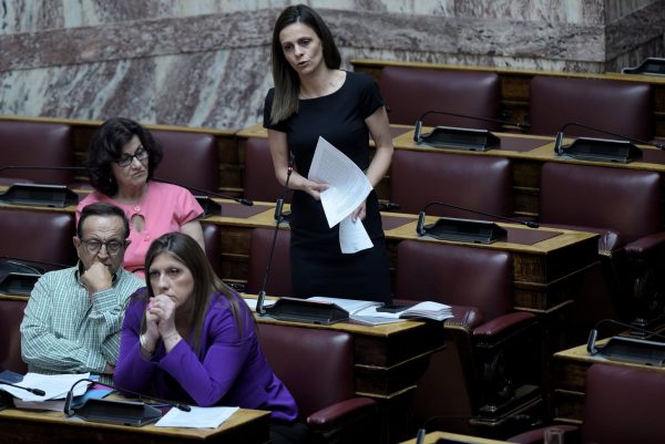 Αχτσιόγλου κατά ΝΔ για εξαήμερη εργασία: «Δουλειά όποτε, όσο, όπως θέλει ο εργοδότης»