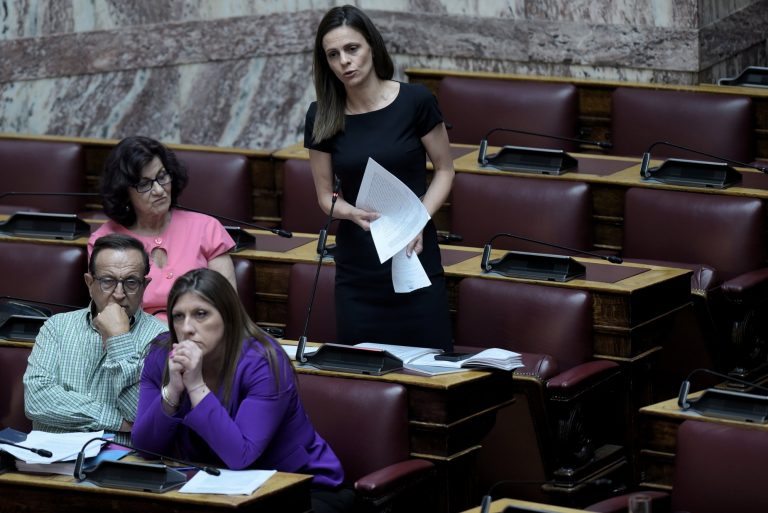 Αχτσιόγλου κατά ΝΔ για εξαήμερη εργασία: «Δουλειά όποτε, όσο, όπως θέλει ο εργοδότης»