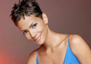 Χάλι Μπέρι: Γιορτάζοντας ημίγυμνη τα 20 χρόνια από τον ρόλο της Catwoman