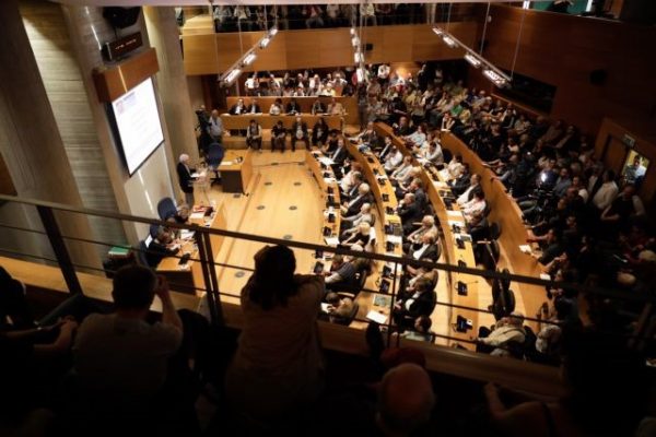 Σάρκα και οστά παίρνουν τα Δημοτικά Συμβούλια Νέων