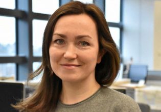 Ρωσία: Η Ρωσοαμερικανίδα δημοσιογράφος Αλσού Κουρμάσεβα καταδικάστηκε σε κάθειρξη εξίμισι ετών