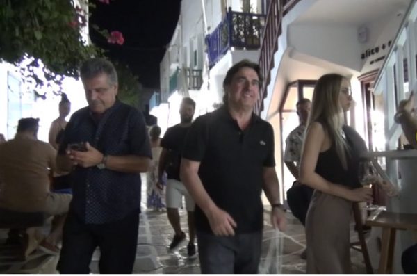 Ο Nick Giannopoulos ψήφισε πάλι Μύκονο για τις διακοπές του